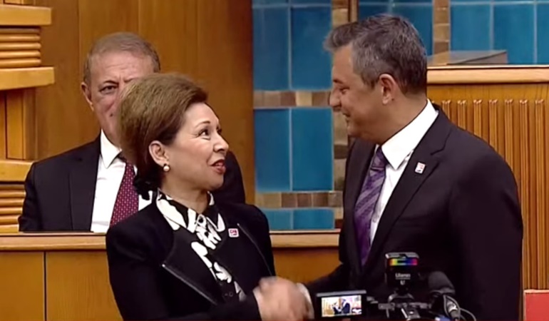 Akşener'in eski yardımcısı CHP'ye katıldı