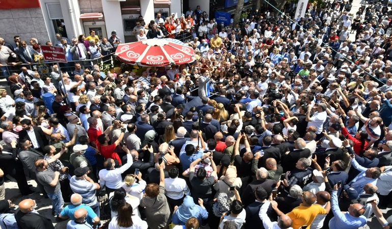 Akşener'in Darıca'daki esnaf ziyareti mitinge dönüştü