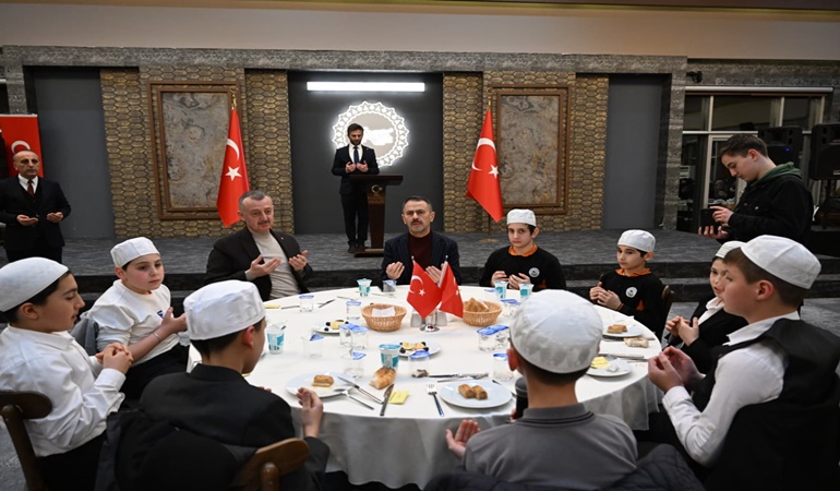 Aktaş ve Büyükakın çifti, hafızlık öğrencileri ile iftarda bir araya geldi