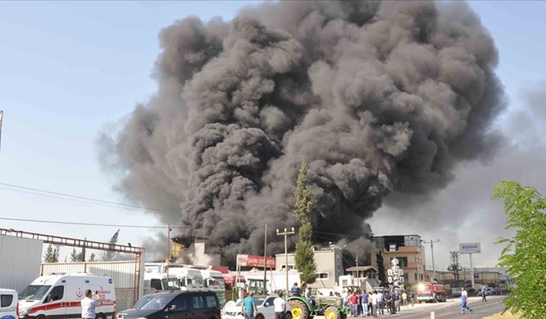 Alev alan fabrikadaki yangın kontrol altına alındı