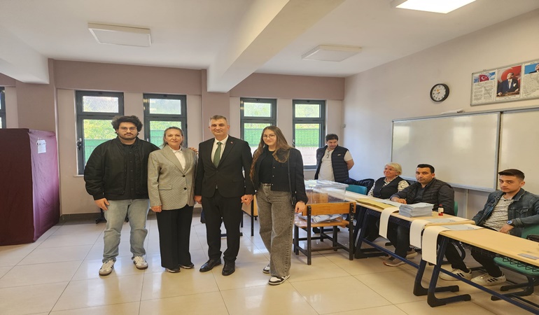 Ali Yıldırım Sezer ve ailesi sandık başında