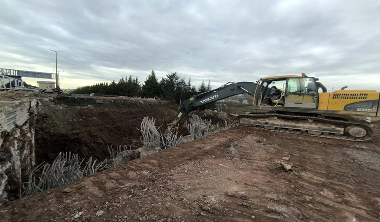 Alikahya Stadyum bağlantı yolu için TEM Otoyolu’ndaki menfez yıkılıyor
