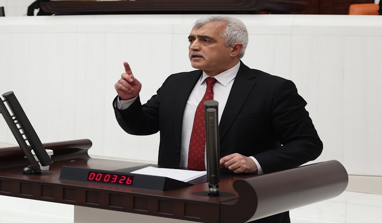 Allah, din, iman diye geldiniz, sizin dönemizde camide imamlar dövülüyor, utanmıyor musunuz?