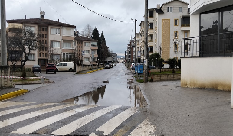 Altından dere geçen yolda yağmur suyu birikiyor