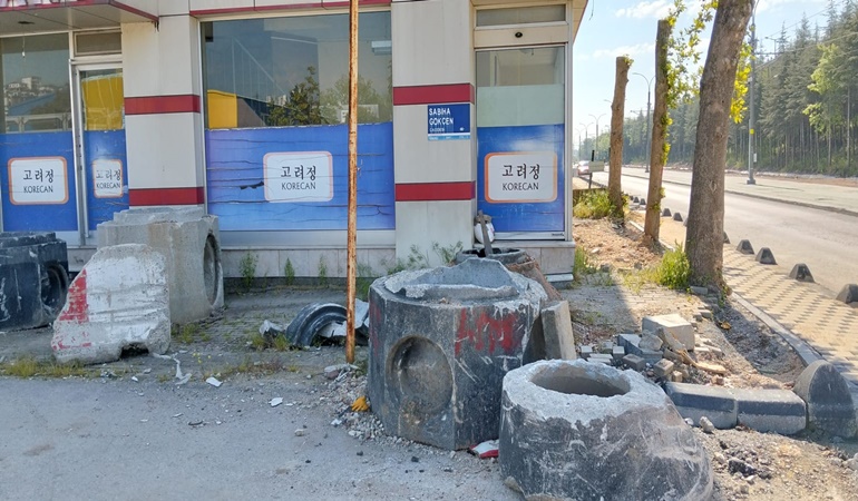 Altyapı çalışması bitti, malzemeler sokakta bırakıldı!