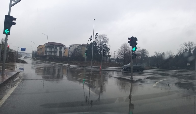 Altyapı yapılmadan asfalt atıldı, her yağmurda göle dönüyor!