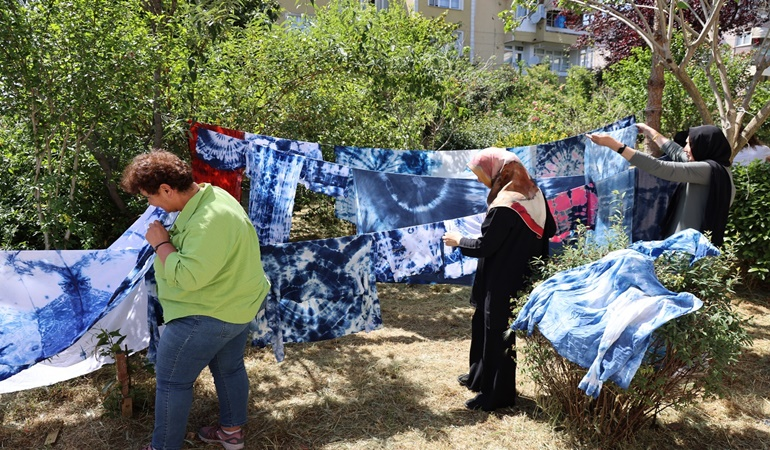 Anadolu’ya özgü bitkisel boyalarla kumaşlarda desen oluşturdular!