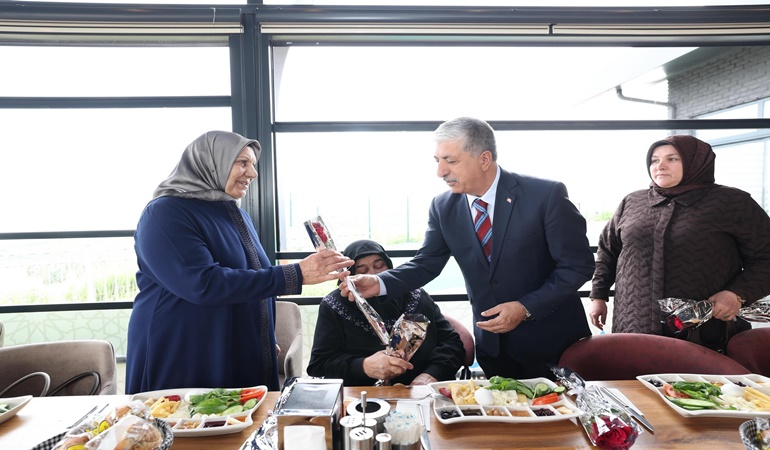 Annelerimiz en kıymetli değerlerimizdir