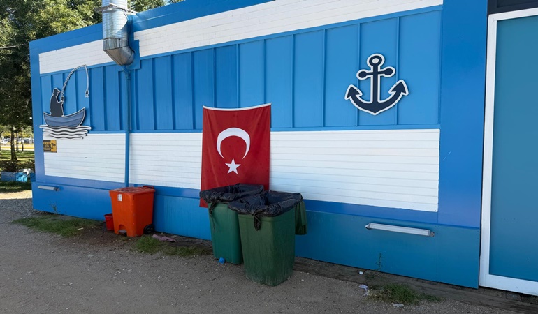 Antikkapı’da tepki çeken görüntü! Bunu adı bayrağa saygısızlık