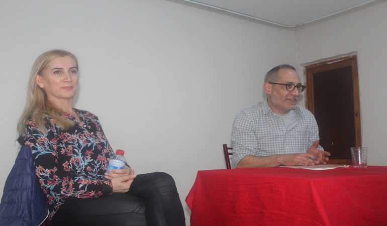 Apolitik sanatçı bile politik mevziiden üretir