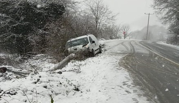 Araç direğe çarptı Kandıra elektriksiz kaldı
