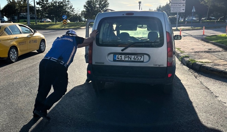 Aracı arızalanan sürücünün yardımına zabıta ekipleri koştu