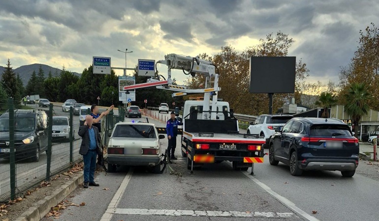 Aracının benzini biten vatandaşı zabıta yolda bırakmadı