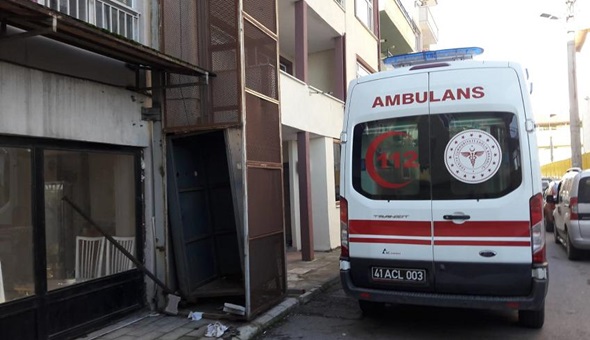Asansör vatandaşın üzerine düştü