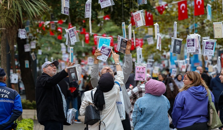 Asırlık ağaçlarının dallarından kitaplar sarkacak!