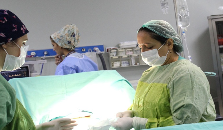 Atakent Cihan Hastanesi’nde frozen eşliğinde meme koruyucu kanser cerrahisi
