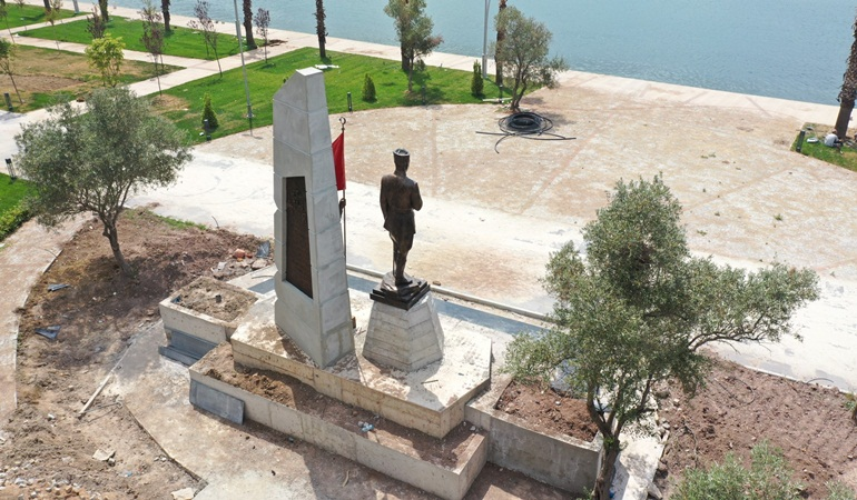 Atalar parkındaki anıt ve büstler yenilendi