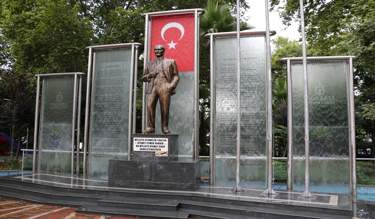 Atatürk heykelinin bakımı tamamlandı