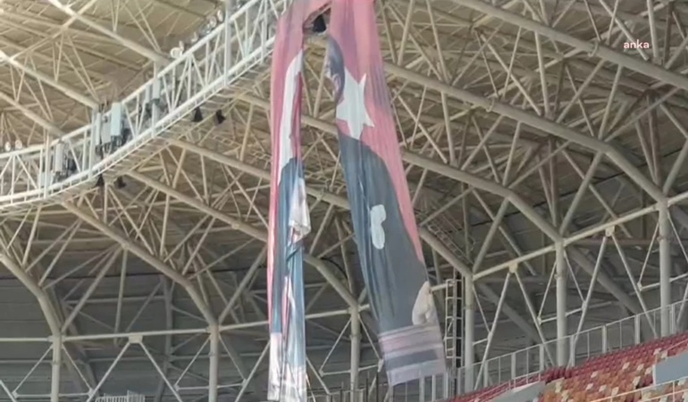 Atatürk’ün yırtık posteri aylardır böyle duruyor