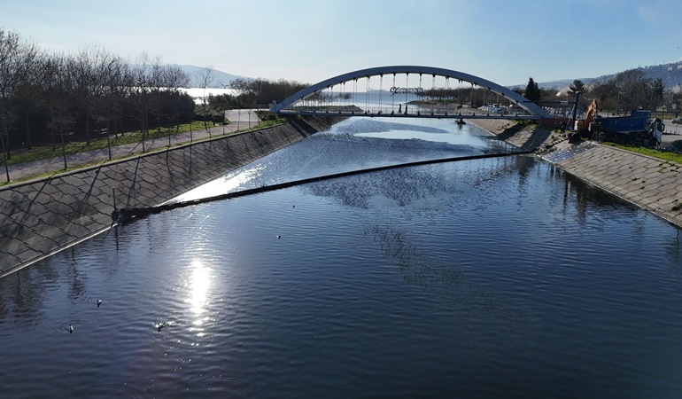 Atıklar İzmit Körfezi’ne ulaşmadan toplanıyor