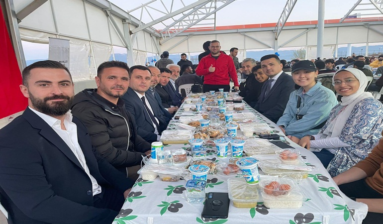 Ayazma mahallesi sakinleri iftarda bir araya geldi