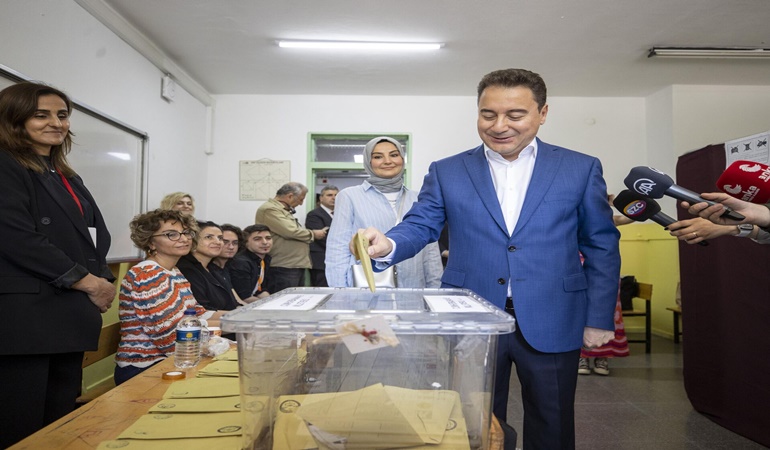 Babacan: Bir oyla çok şey değişir