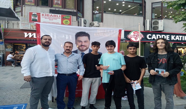 Bağımsız Türkiye Partisi’nin İzmit’teki üye standına ilgi büyüktü