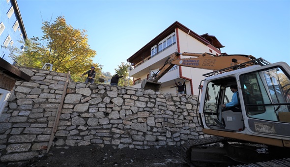 Bahçecik Semt Meydanı’nda çalışmalar devam ediyor 