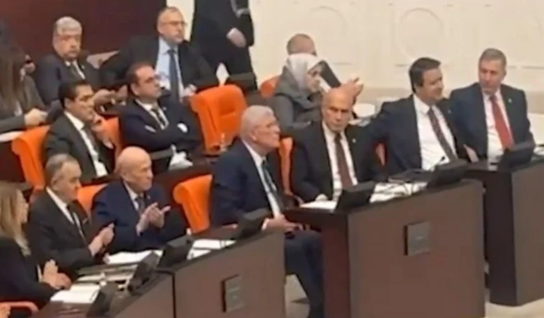 Bahçeli, DEM'lileri alkışladı, demlenme daveti aldı!