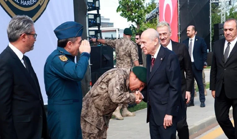 Bahçeli'nin elini öptü, Emniyet Müdürü oldu