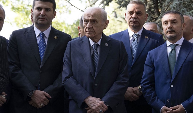 Bahçeli'nin PKK liderine kurucu önder demesine sansür!