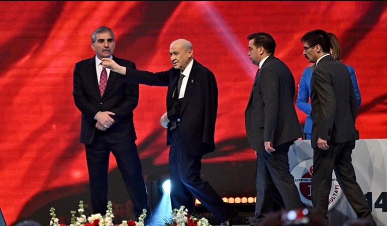 Bahçeli sargılı kolla kürsüye çıktı