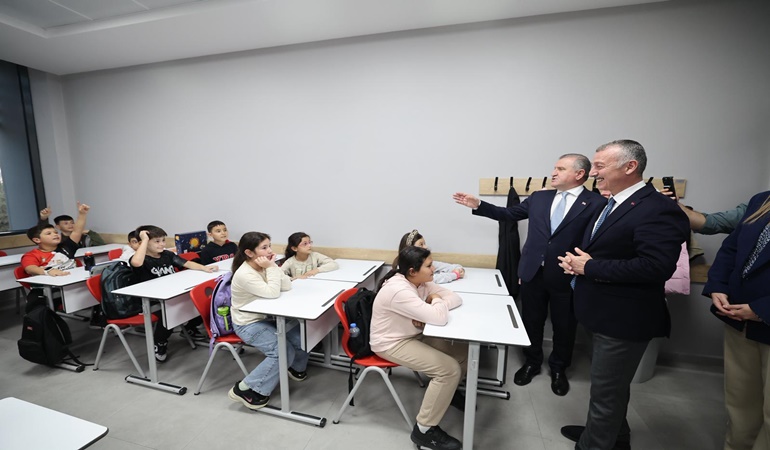 Bakan Bak, Başkan Büyükakın’ı tebrik etti