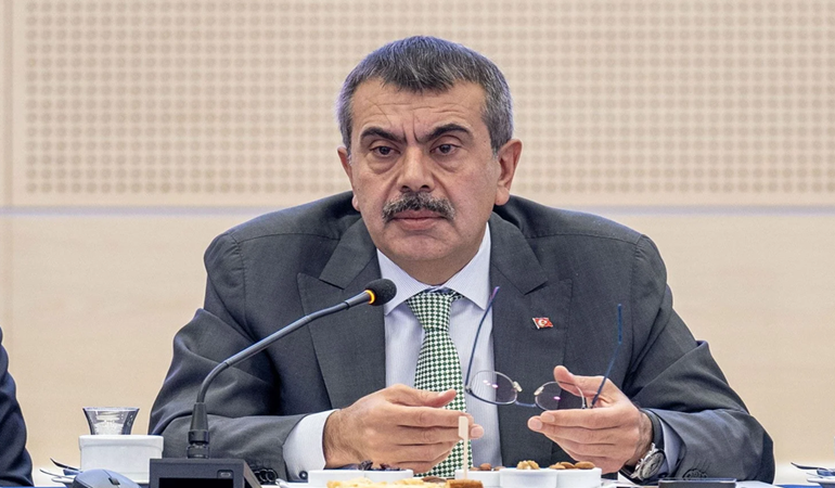 Bakan soygunla anılan özel okullara sahip çıktı