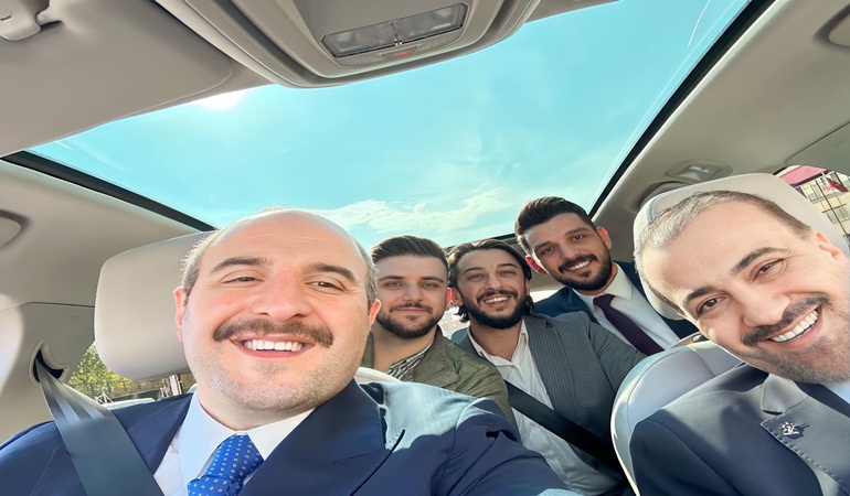 Bakan Varank ve Talus TOGG kamerasına poz verdi