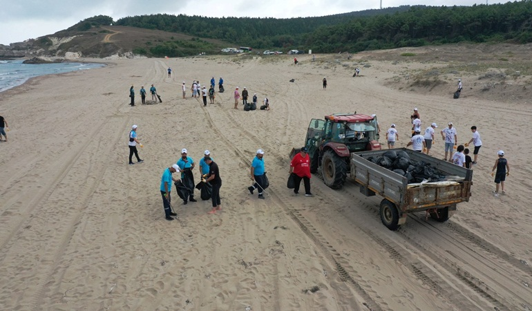 Balık Yakalama Yarışması öncesi Uzunkum Parkında kıyı temizliği
