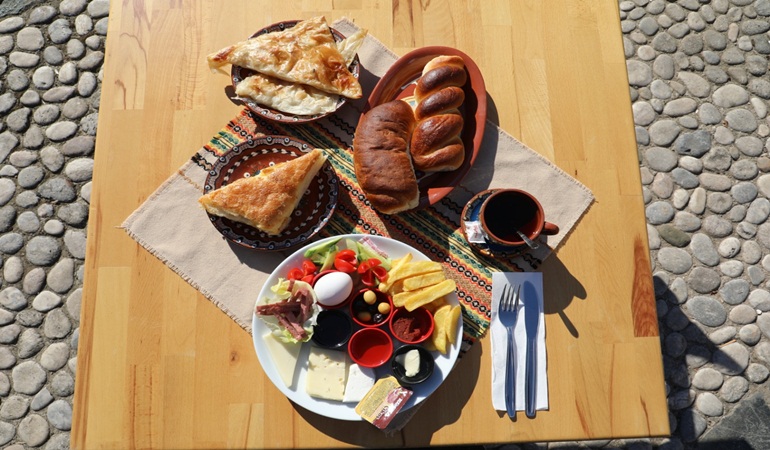 Balkan Dernekleri Yerleşkesi’nde yöresel kahvaltı Pazar günleri devam ediyor