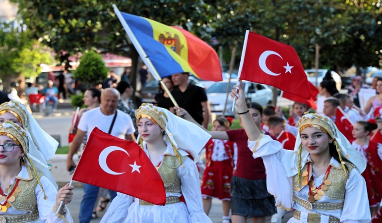 Balkan halk oyunları coşkusu Kocaeli sokaklarına taşındı