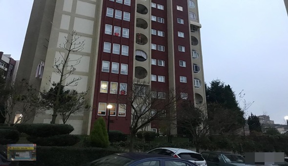 Balkonda ölü bulundu