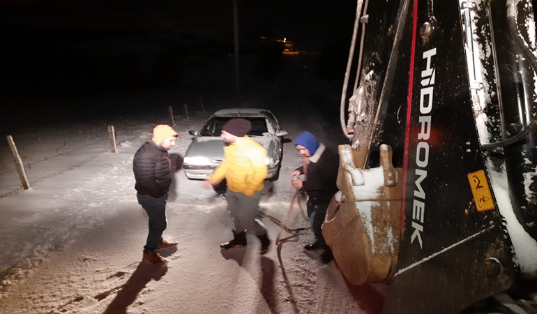 Balören’de yolda kalan araçların yardımına koştular