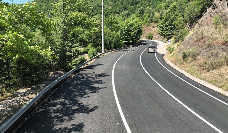 Barajı yolu uçak pisti gibi oldu!