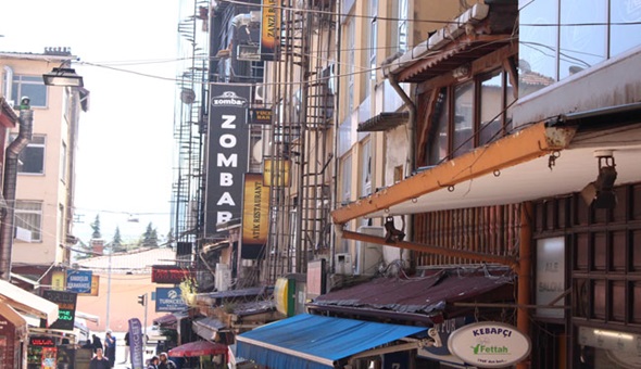 Barlar Sokağı'nda silahla adam vuruldu