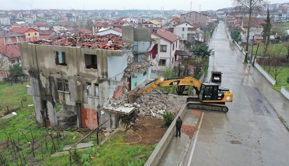Başiskele’de ağır hasarlı bina yıkıldı