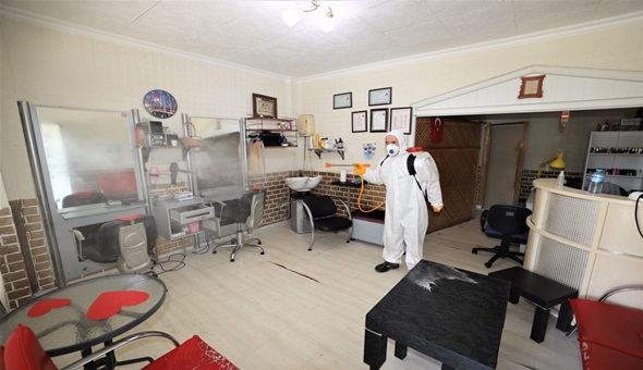 Başiskele’de berber ve kuaförler dezenfekte ediliyor