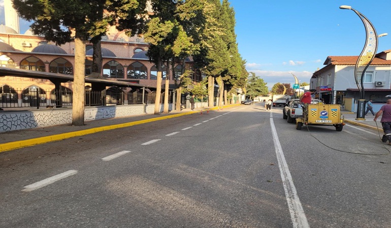 Başiskele’de bordür boyama çalışmalarına devam