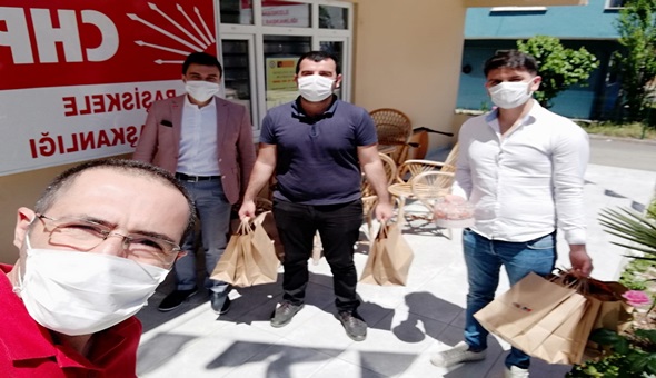 Başiskele'de CHP'liler kapı kapı gezdi