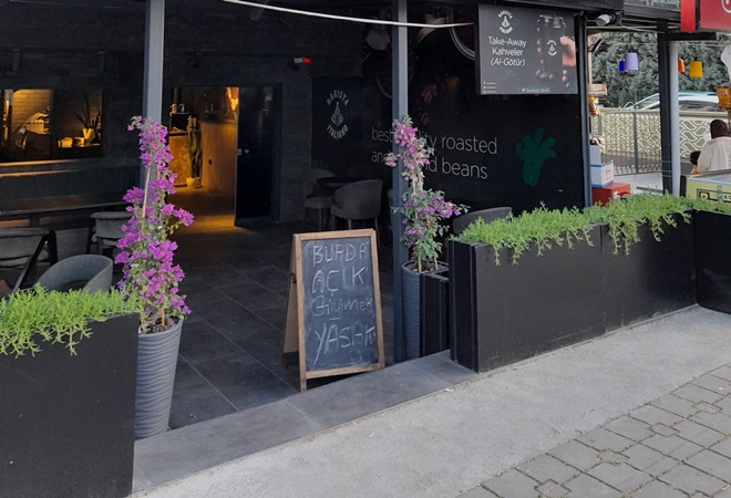 Başiskele’de genç bir kız şort giydiği için kafeden kovuldu