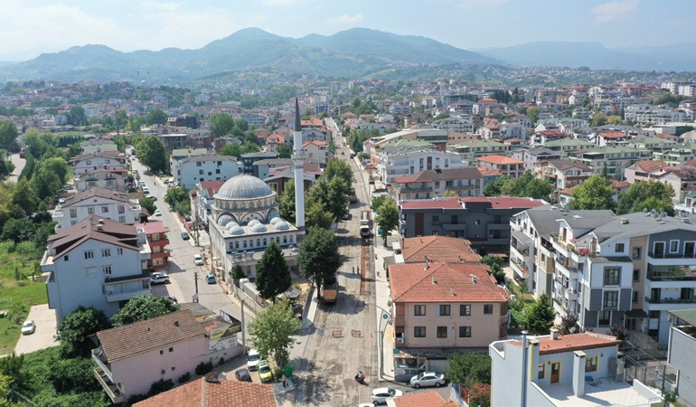 Başiskele’de iki ana caddede asfalt seferberliği