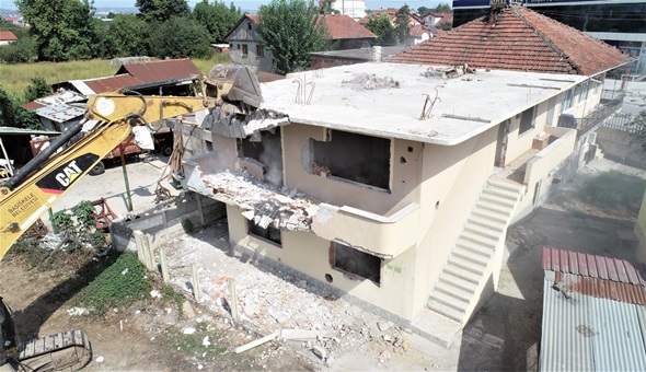 Başiskele’de kent estetiğini bozan metruk bina yıkıldı