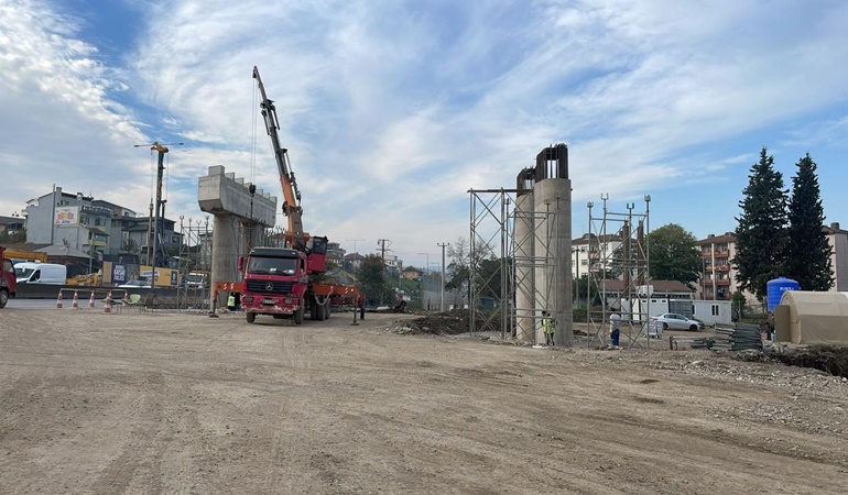Başiskele’de köprünün ayakları göründü!